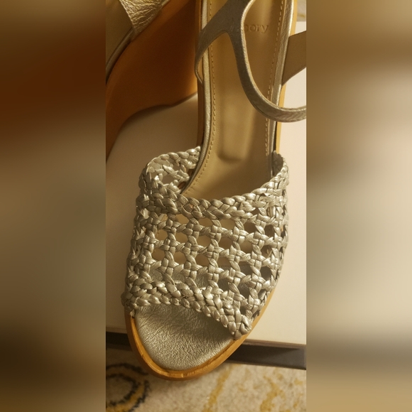 THEORY WOVEN SILVER LEATHER WEDGES NIB SIZE 10 FABULOUS - Picture 2 of 7